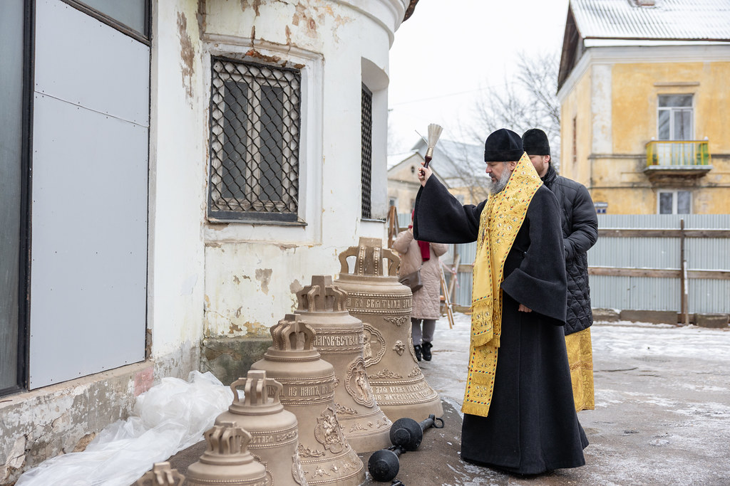 На храм в Тверской области установили 11 колоколов