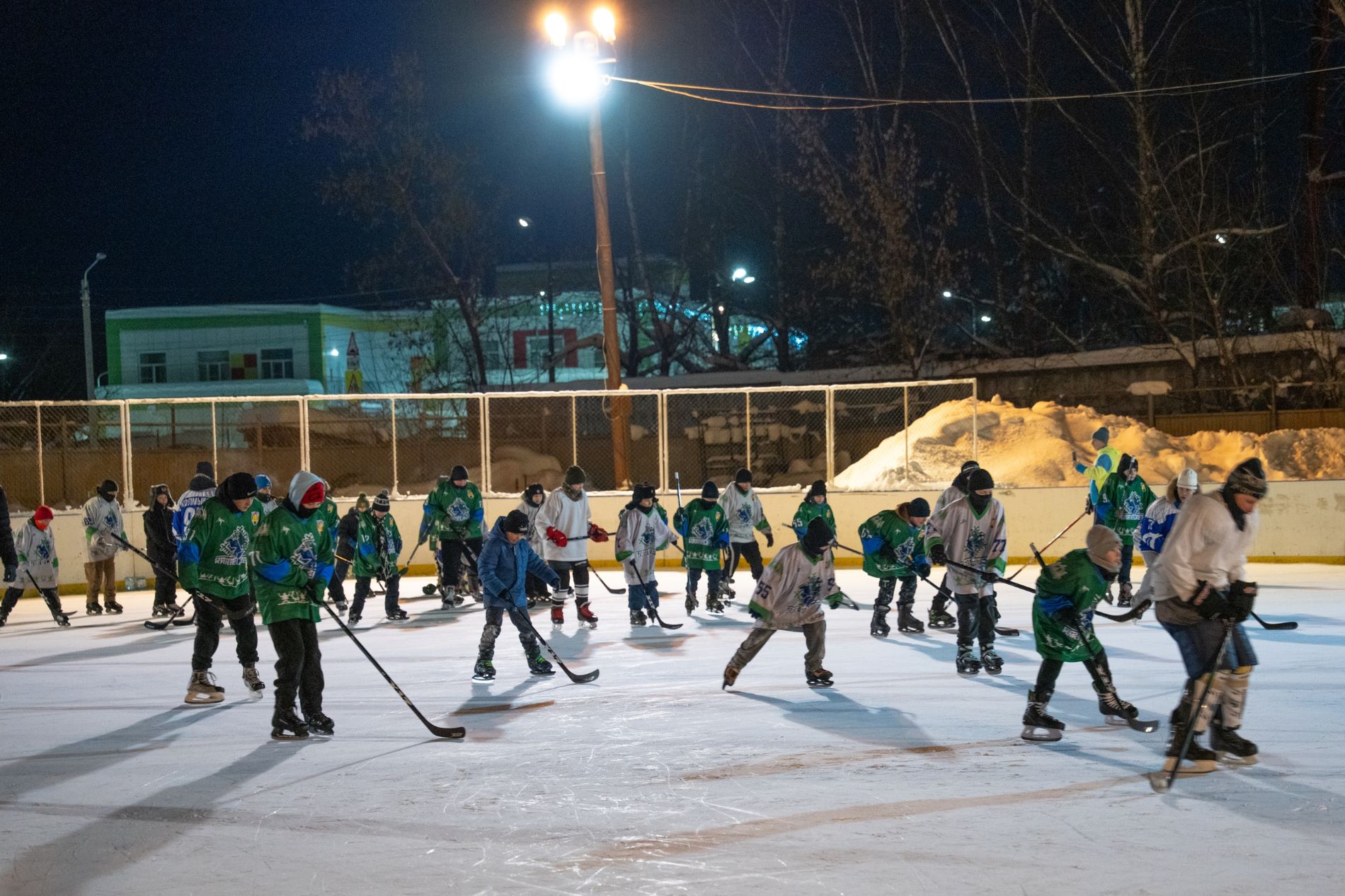 Звезда НХЛ подарил клюшки хоккеистам из Тверской области