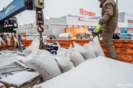 Из Твери в Бердянск отправили КамАЗ с гуманитарным грузом для животных отправили