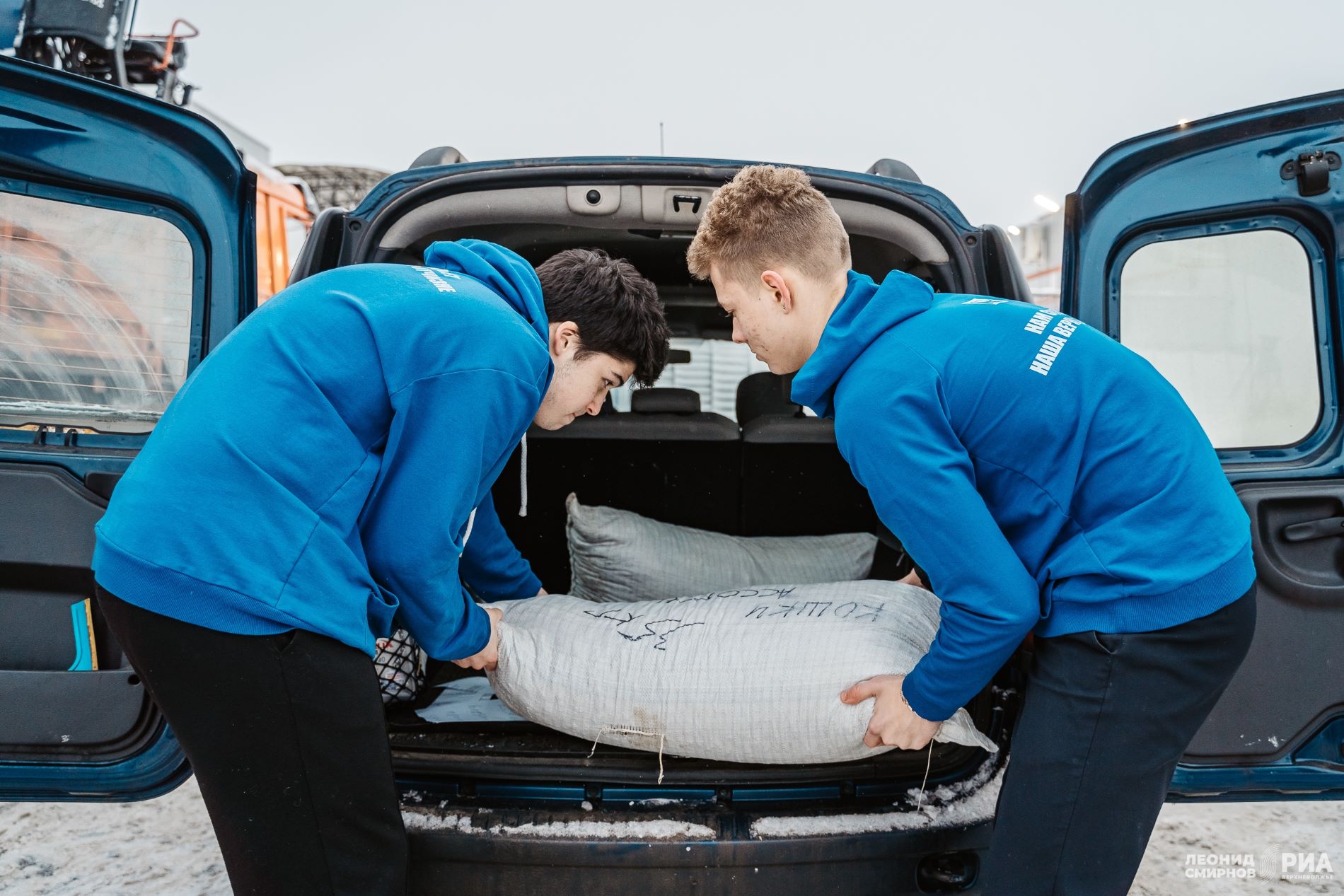 Из Твери в Бердянск отправили КамАЗ с гуманитарным грузом для животных