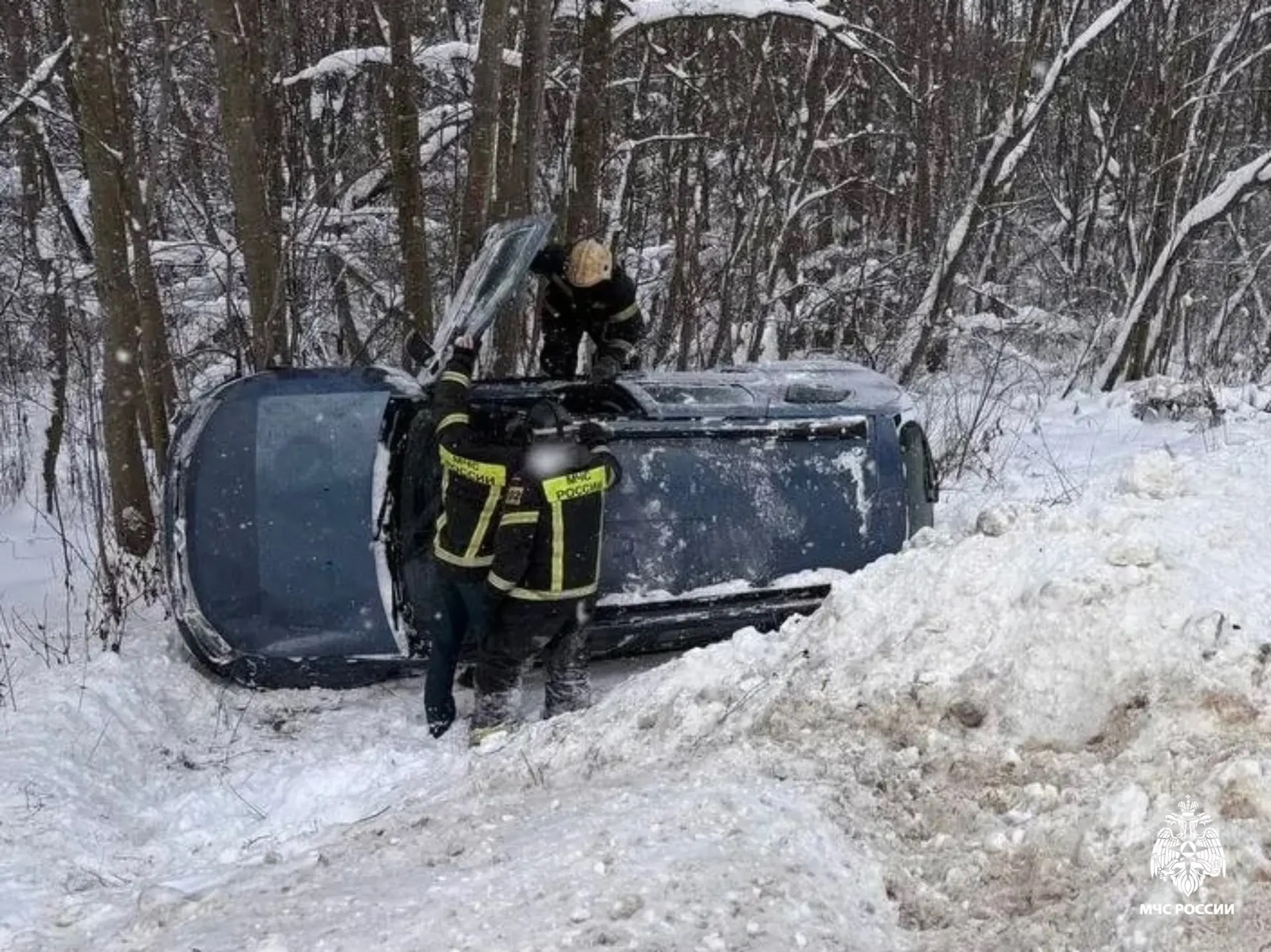 Под Тверью спасатели ликвидировали ДТП с опрокинувшейся легковушкой