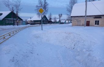 В Тверской области бульдозер не может расчистить тротуар тротуар