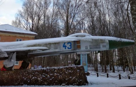 Водитель BMW врезался в самолёт в Тверской области и не собирается платить