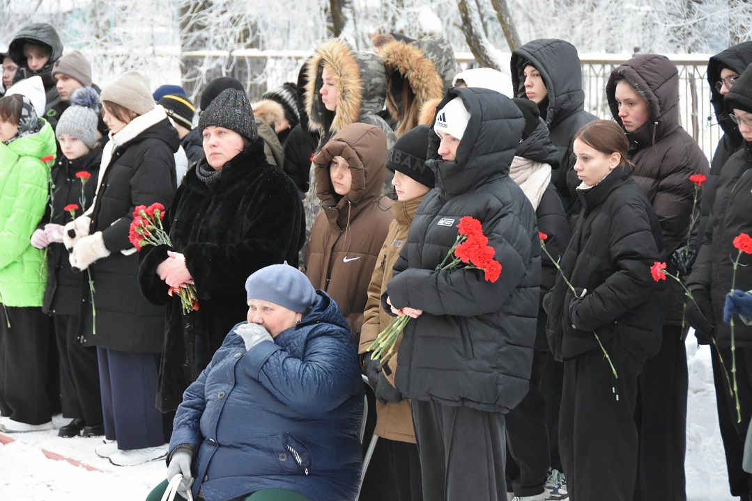 В Тверской области на школе установили табличку в память о выпускнике Александре Андрееве