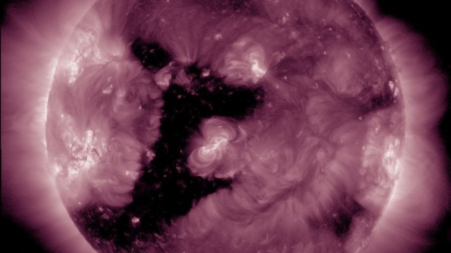 Огромная дыра на Солнце приведет к росту числа магнитных бурь