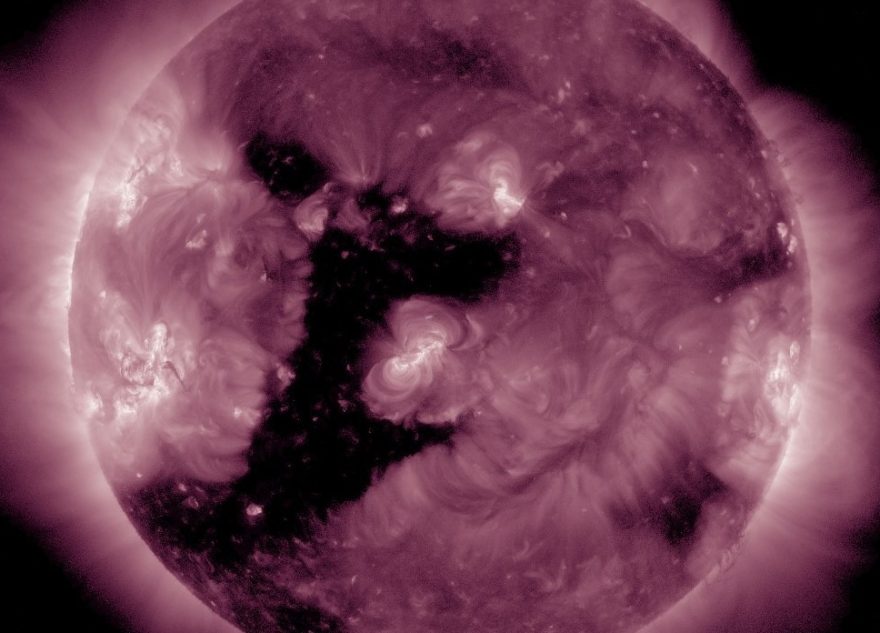 Огромная дыра на Солнце приведет к росту числа магнитных бурь