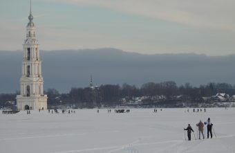 В Тверской области экскурсии по льду водит Дед Мороз