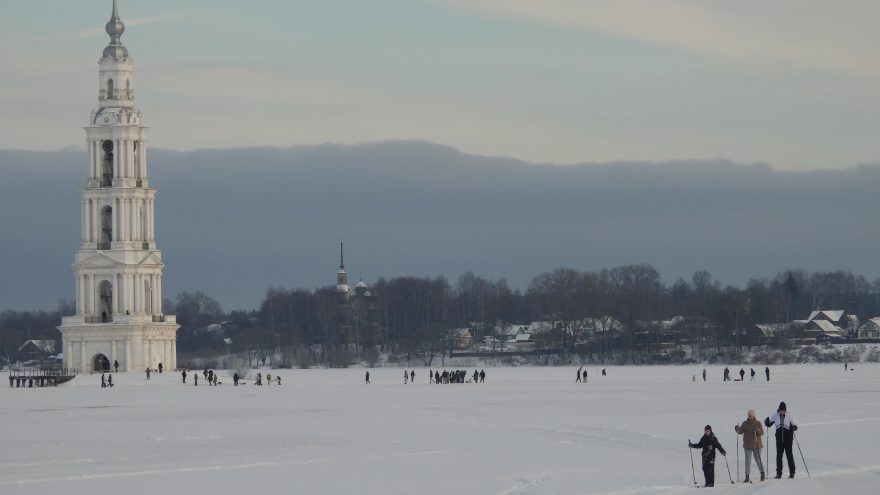В Тверской области экскурсии по льду водит Дед Мороз