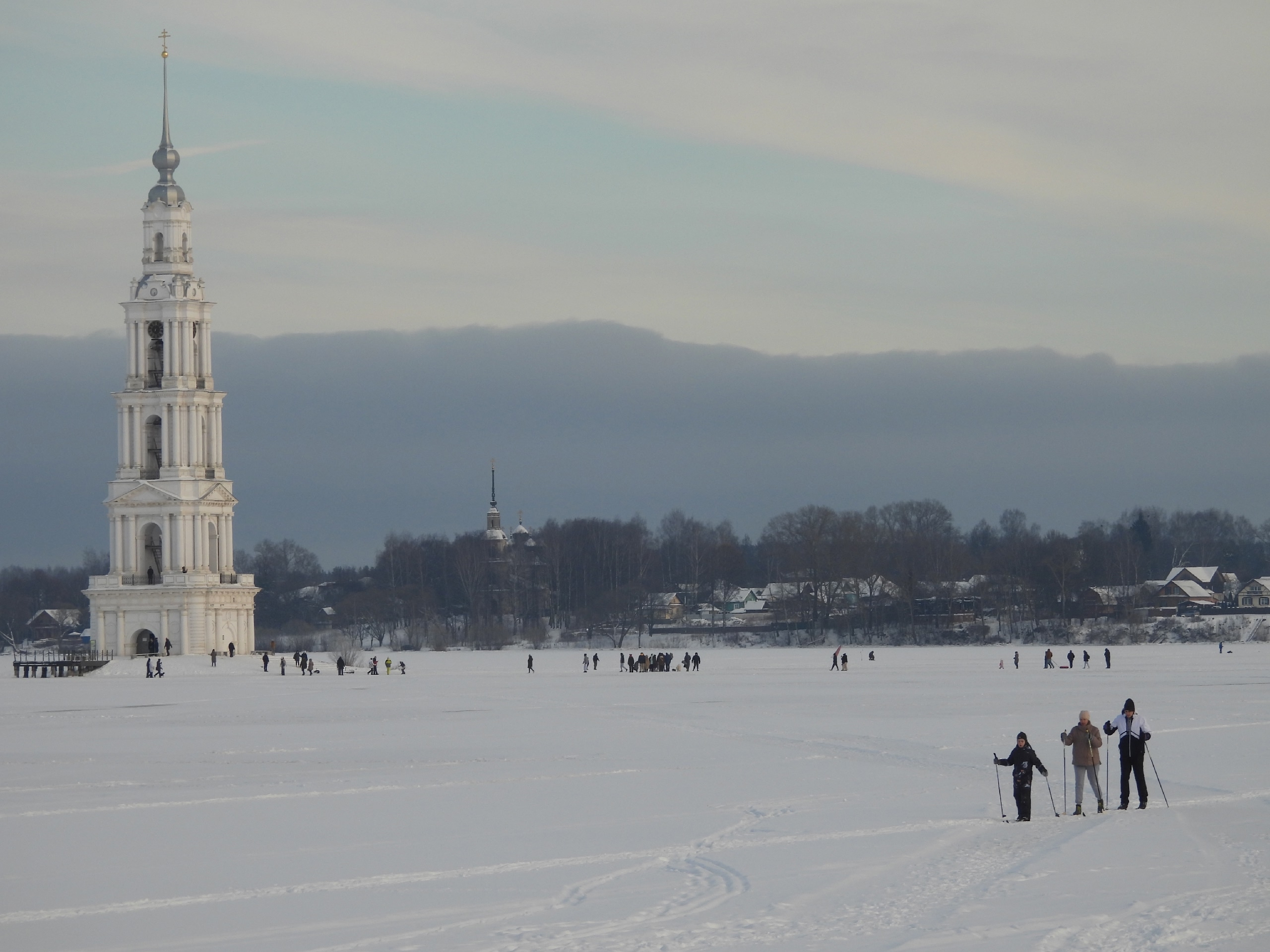 В Тверской области экскурсии по льду водит Дед Мороз