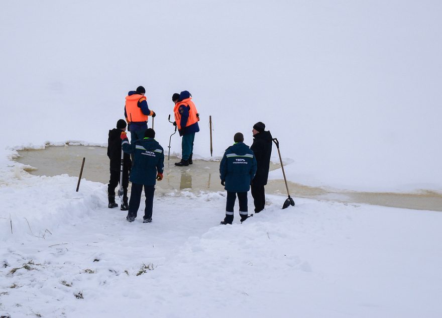 В Твери начали готовить прорубь к крещенским купаниям