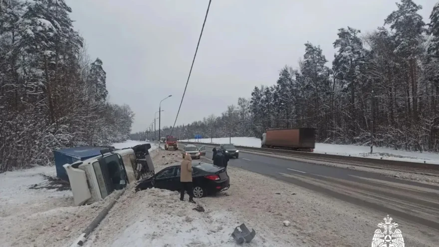 На трассе под Тверью в кювет слетели фура и легковушка