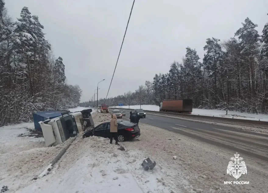 На трассе под Тверью в кювет слетели фура и легковушка