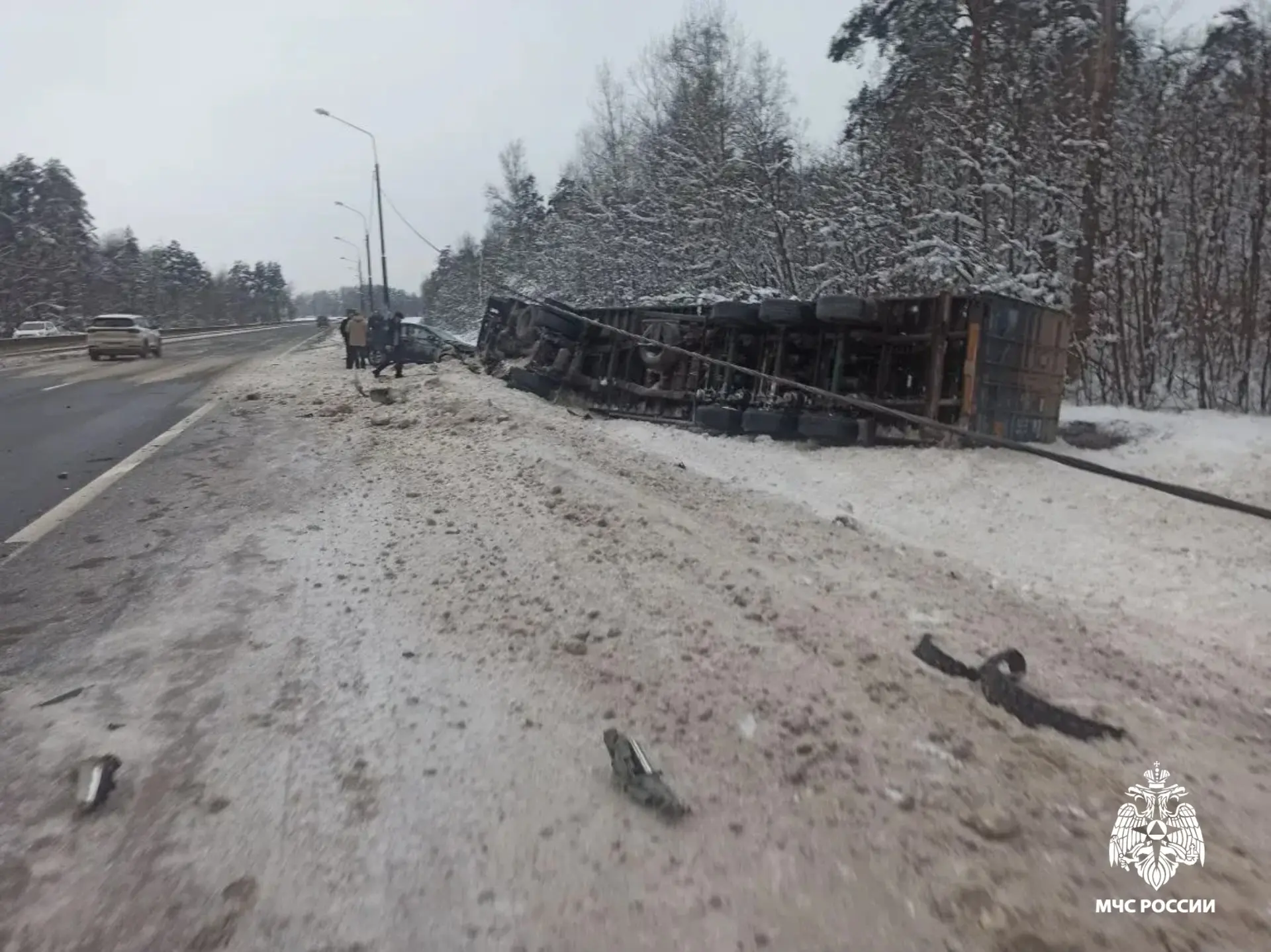 На трассе под Тверью в кювет слетели фура и легковушка