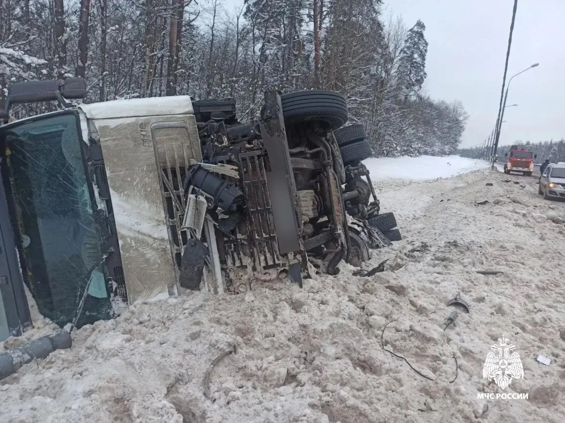 На трассе под Тверью в кювет слетели фура и легковушка