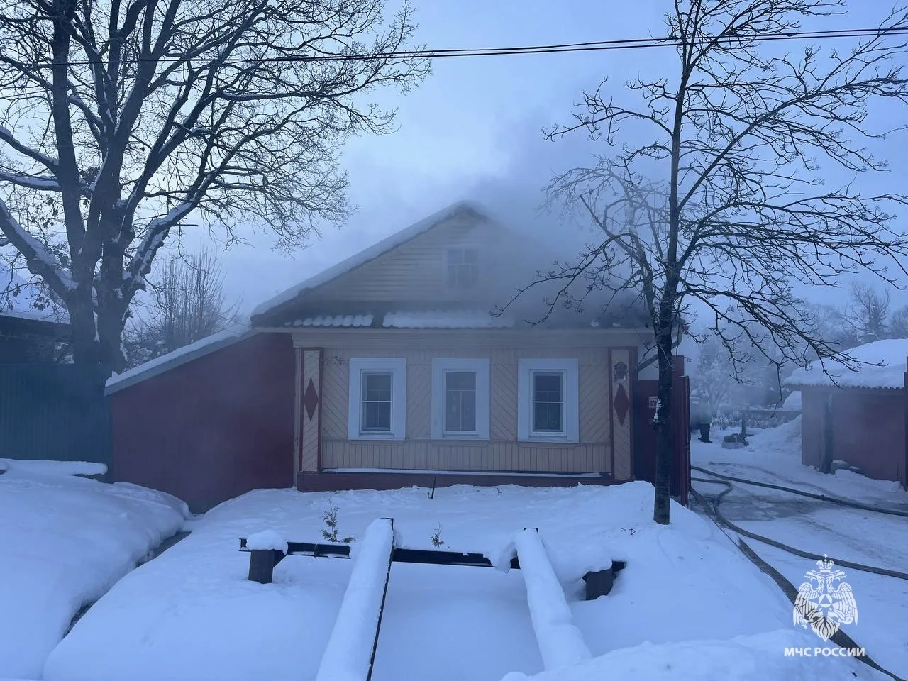 Сотрудники МЧС смогли сохранить жилой дом, вспыхнувший в Тверской области