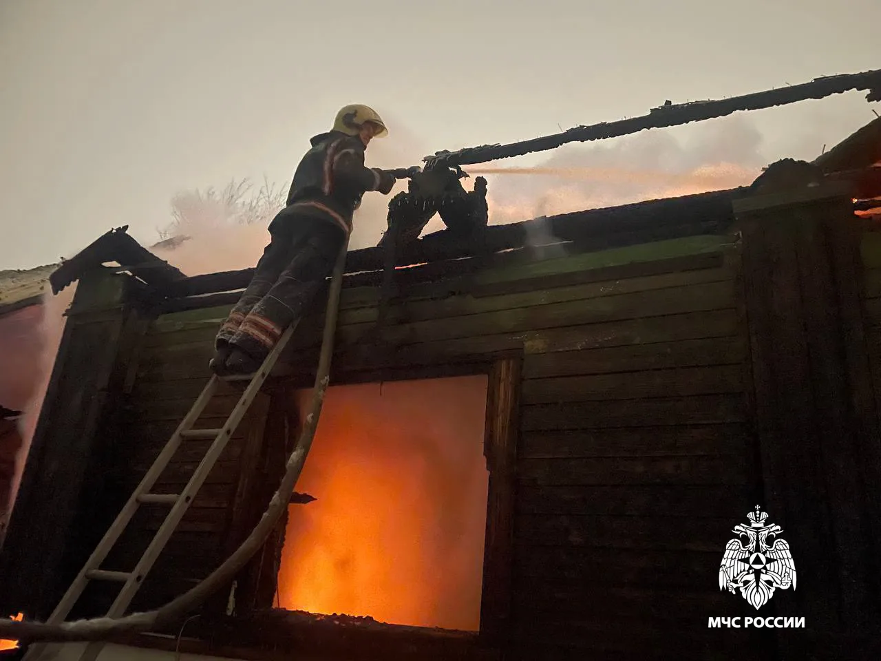 В страшном пожаре в Тверской области пострадал мужчина