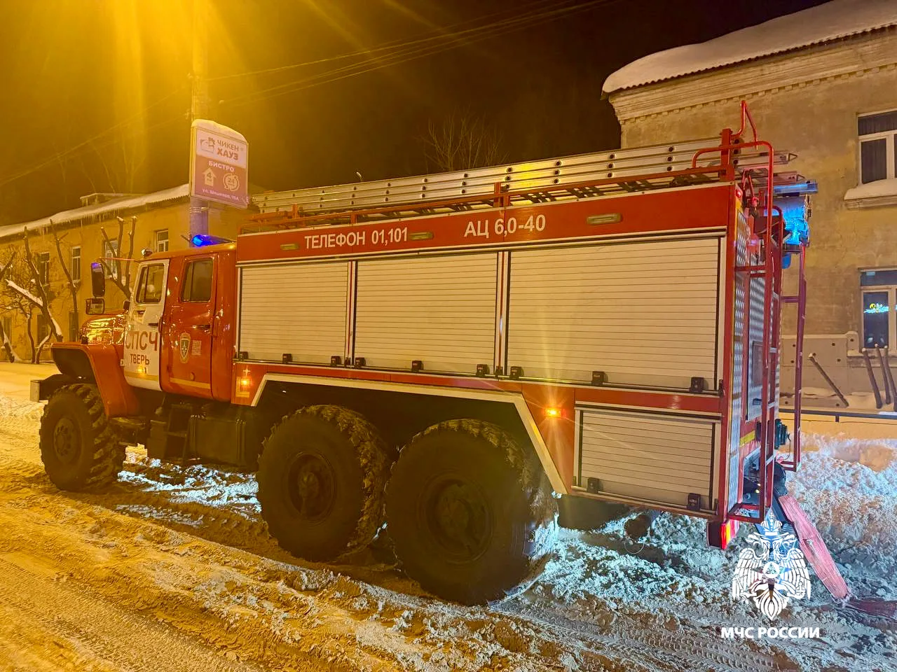 В Твери большегрузу потребовалась помощь МЧС, чтобы тронуться с места