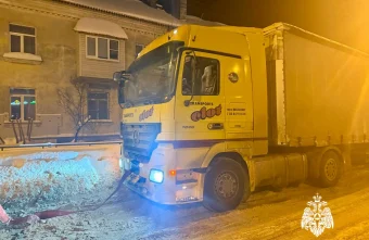 В Твери большегрузу потребовалась помощь МЧС, чтобы тронуться с места