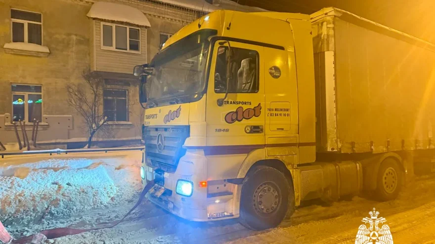 В Твери большегрузу потребовалась помощь МЧС, чтобы тронуться с места