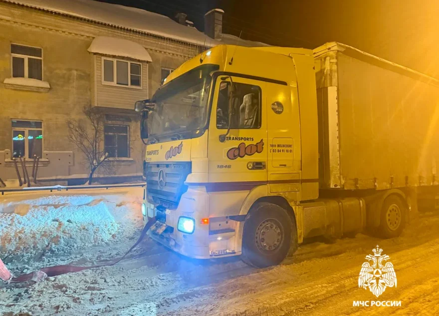 В Твери большегрузу потребовалась помощь МЧС, чтобы тронуться с места