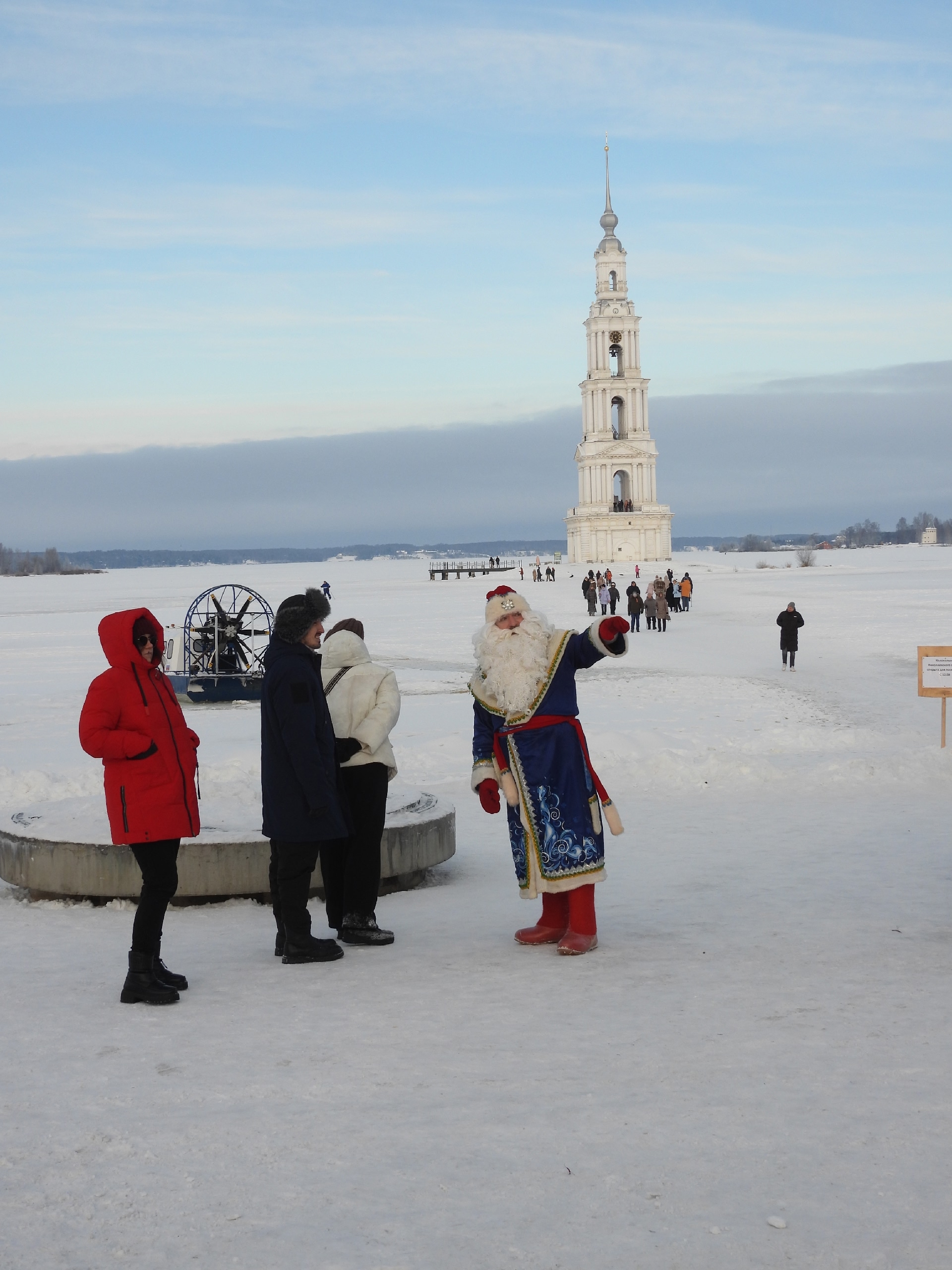 В Тверской области экскурсии по льду водит Дед Мороз
