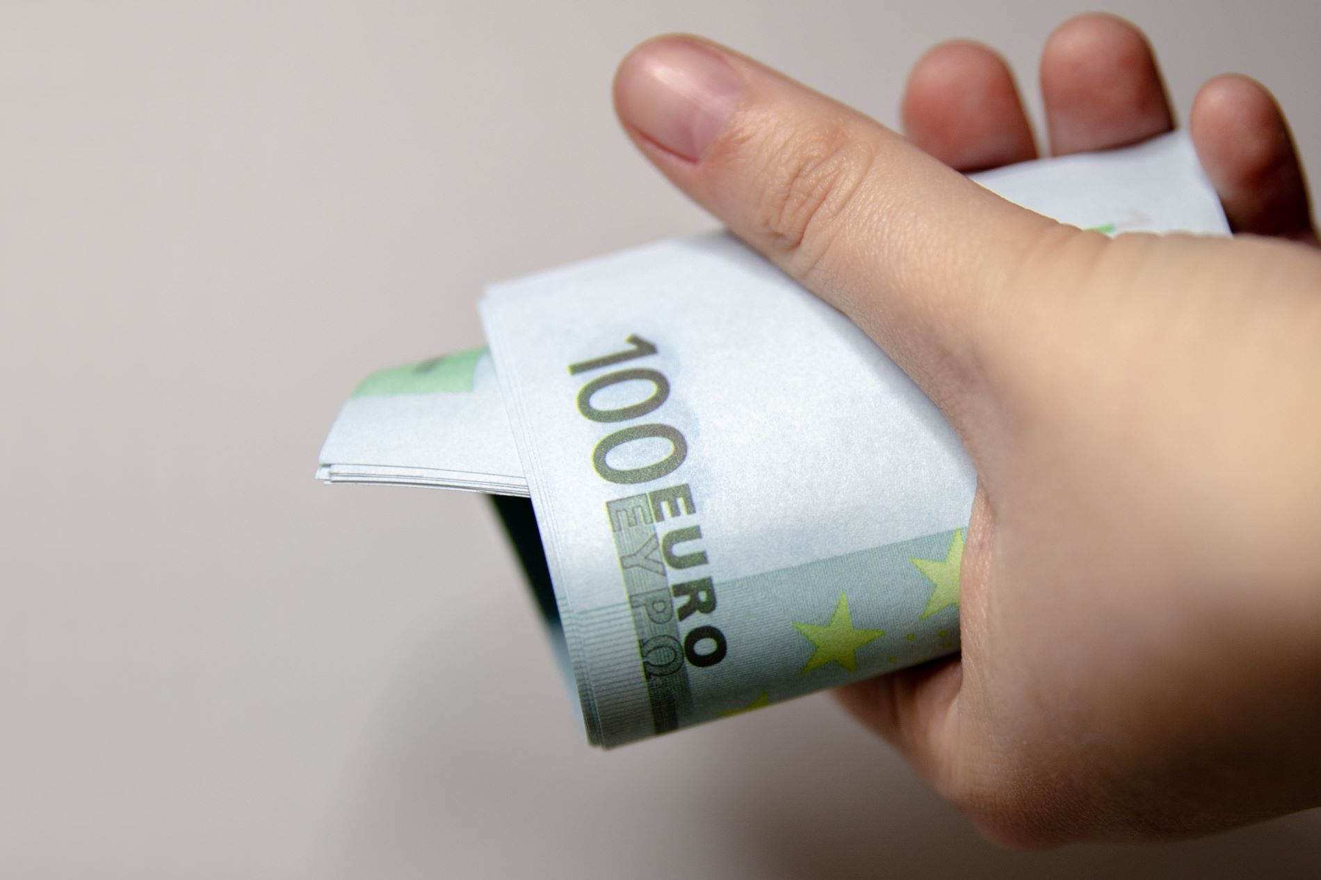 Эксперт рассказал, в какую валюту выгоднее вложить деньги в 2026 году