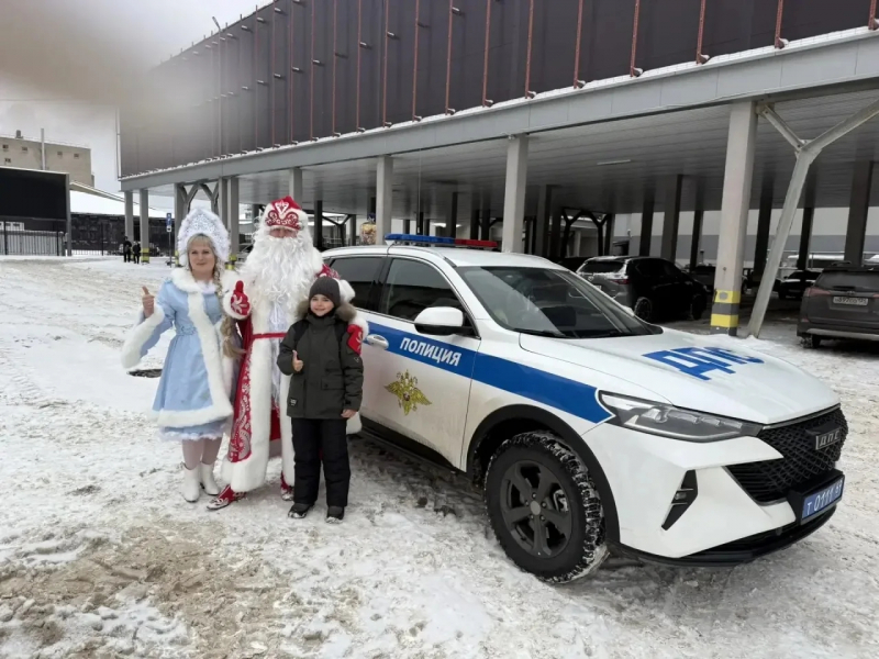 В Твери «Полицейский Дед Мороз» продолжает исполнять мечты детей