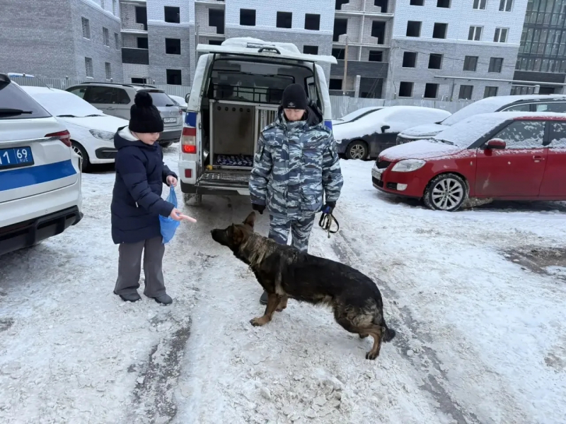 В Твери «Полицейский Дед Мороз» продолжает исполнять мечты детей