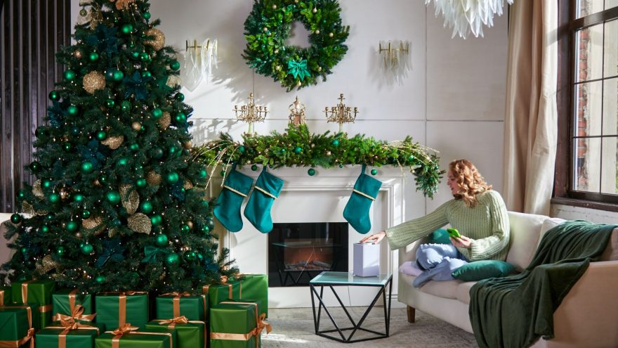 Эксперт рассказал, как правильно чистить смартфон после праздничного застолья