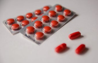 парализовать