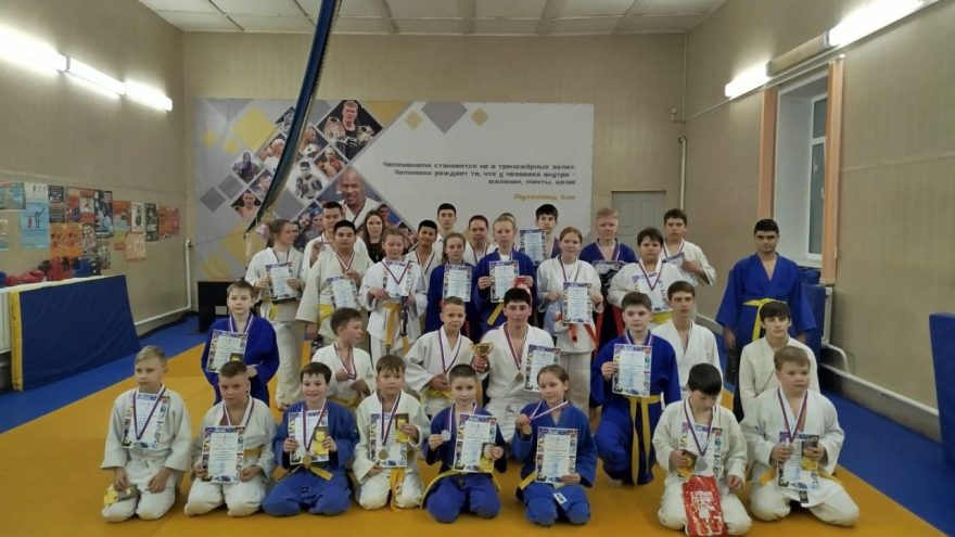 Юные дзюдоисты собрались на новогодних соревнованиях в Лихославле