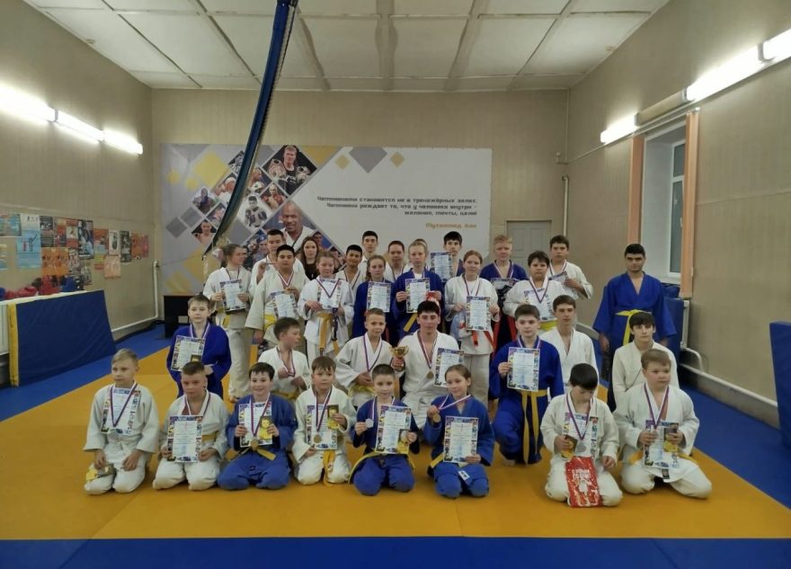 Юные дзюдоисты собрались на новогодних соревнованиях в Лихославле