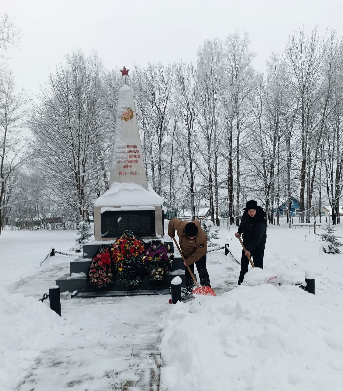 Школьники расчистили от снега воинское захоронение в Тверской области
