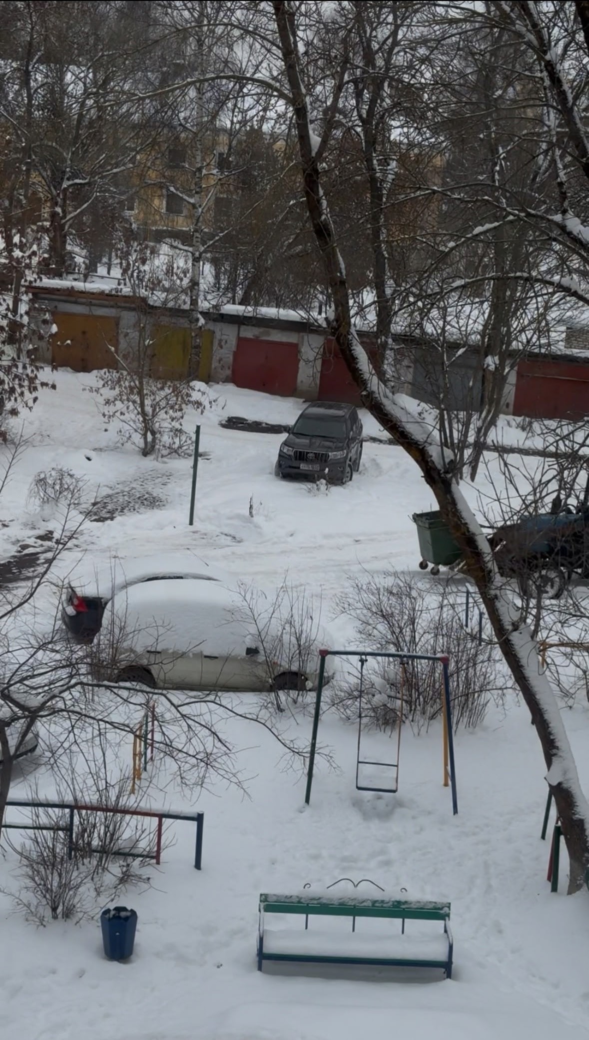 В Тверской области мусорные контейнеры поставили на детской площадке