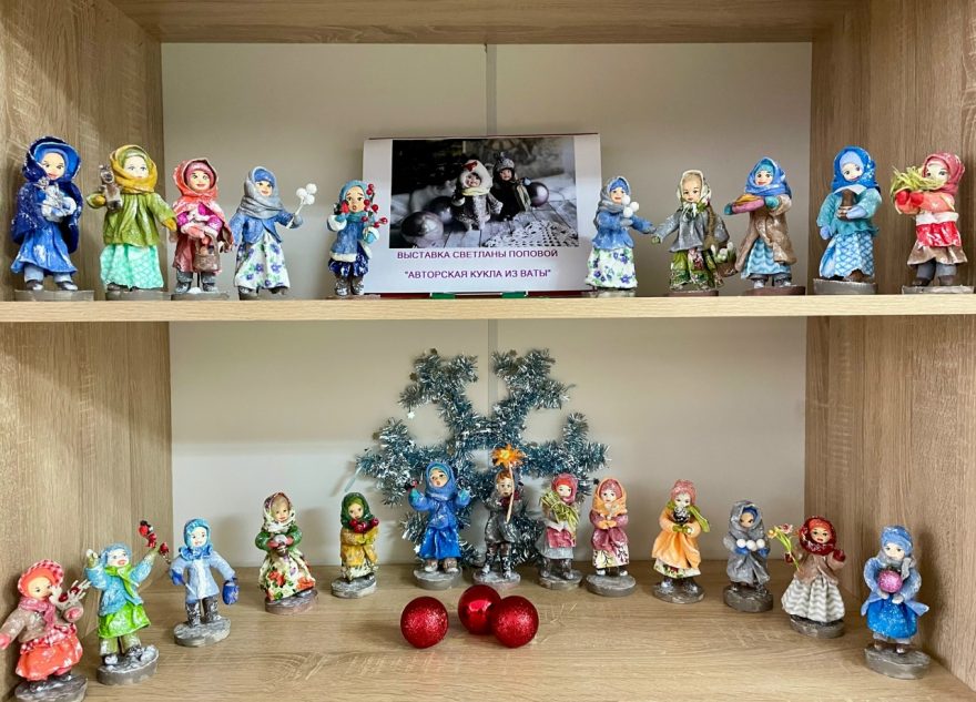В Оленинской библиотеке открылась выставка авторских кукол