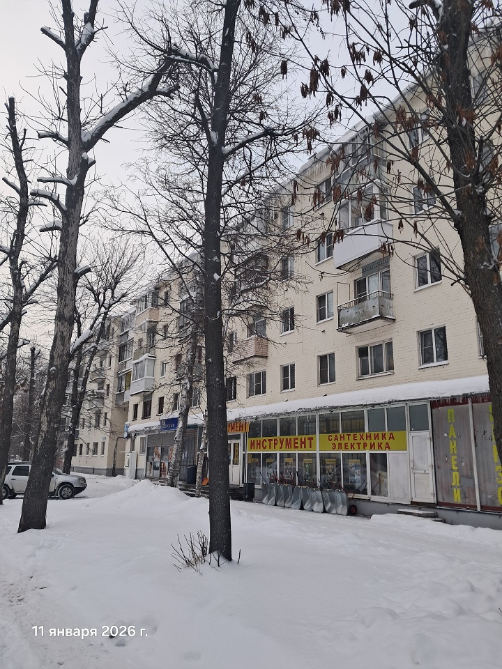 Двухметровые сосульки нависли над входом во двор в Твери