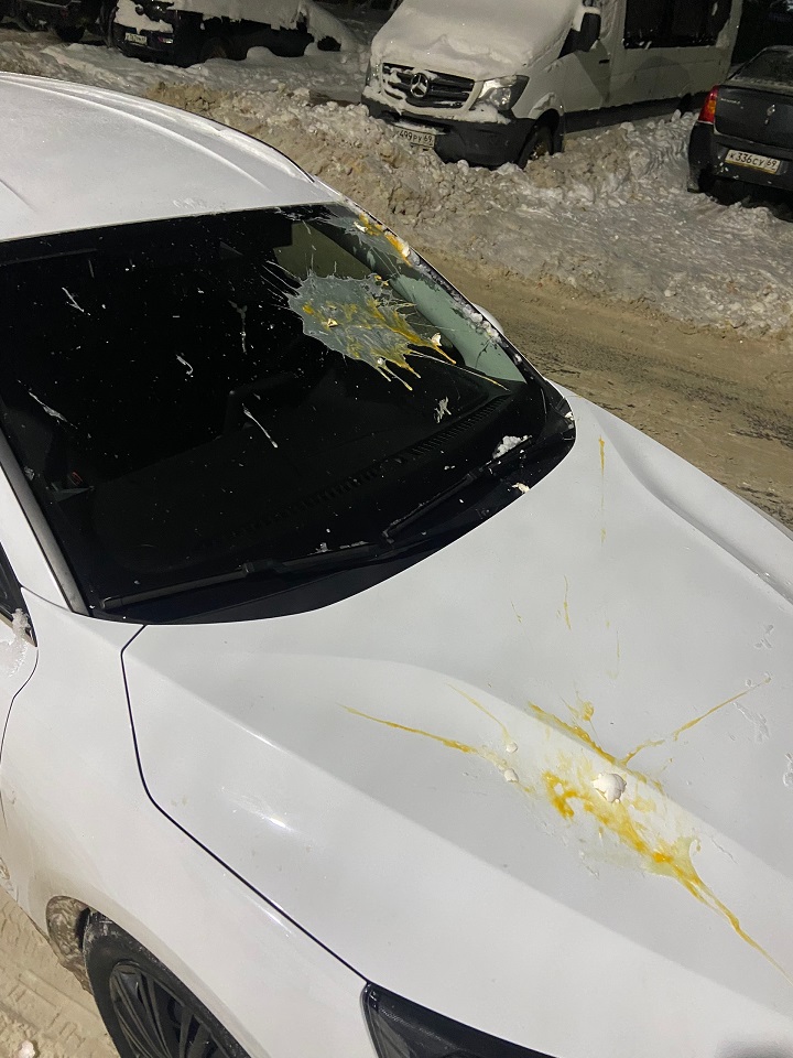 В Тверской области дети закидали машины яйцами