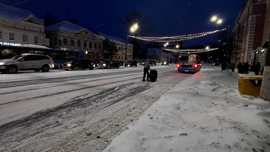 В Твери автобус на ходу потерял колесо