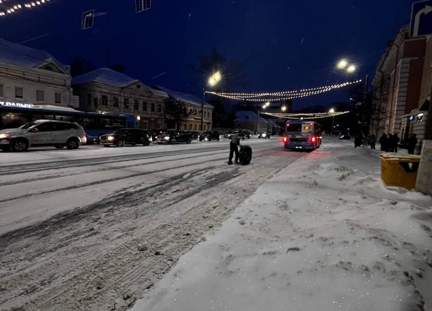 В Твери автобус на ходу потерял колесо
