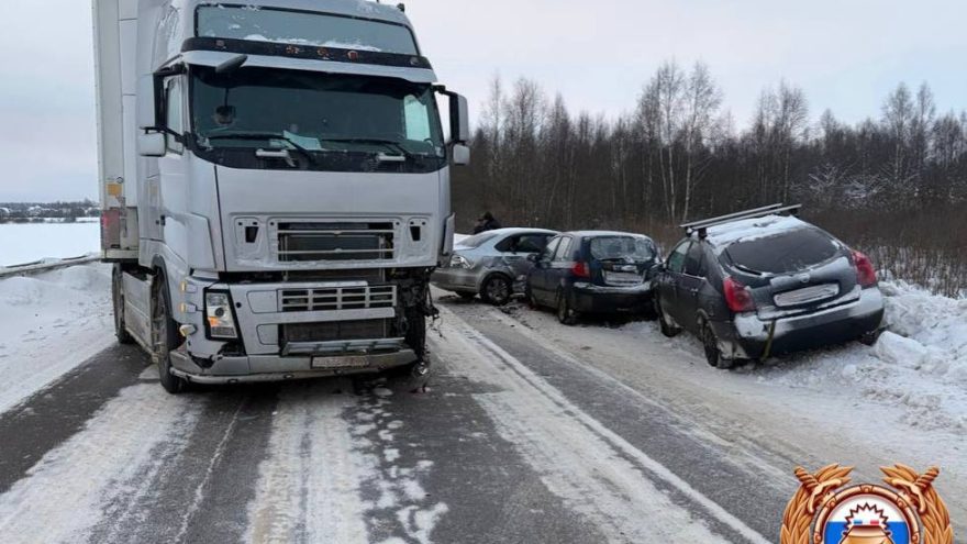 Проблемная дорога стала причиной ДТП с участием четырёх автомобилей в Тверской области