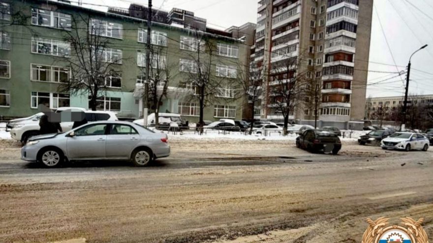 Водителя доставили в больницу после ДТП в Твери