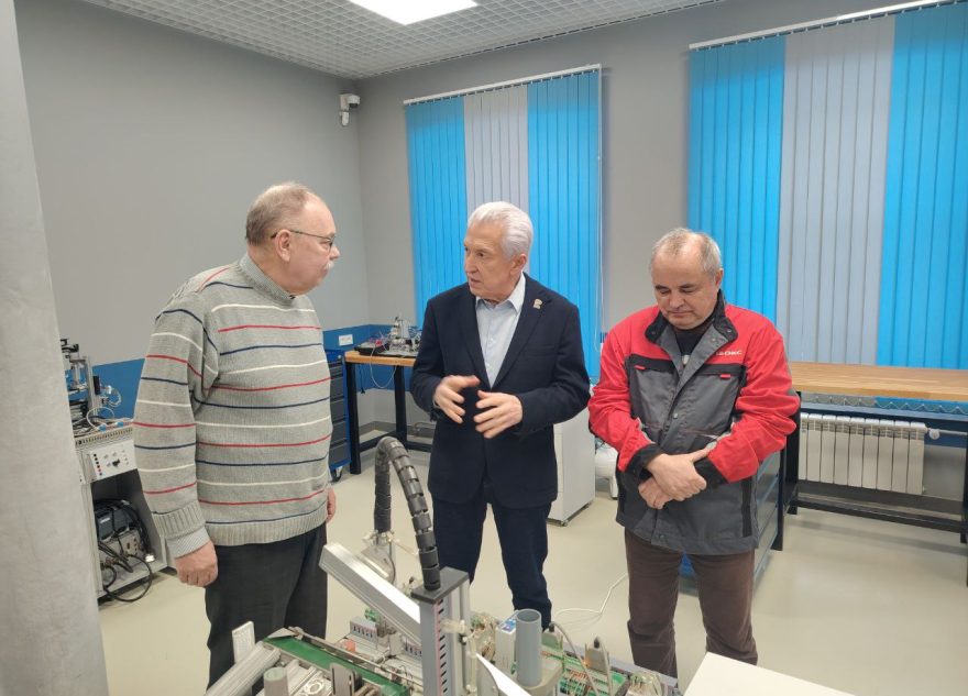 Владимир Васильев проконтролировал ход капремонта школы и студенческого общежития в Тверской области