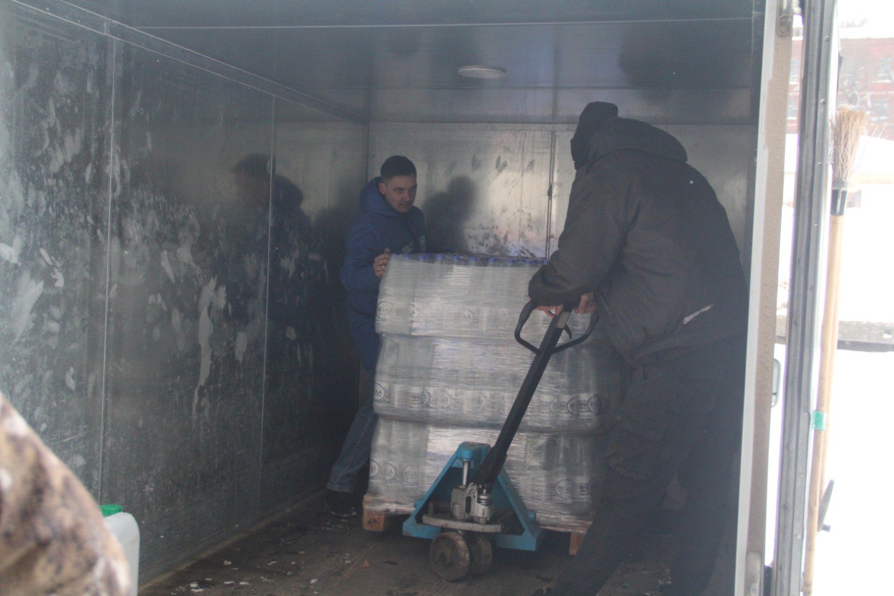 «Единая Россия» закупила воду для бойцов СВО