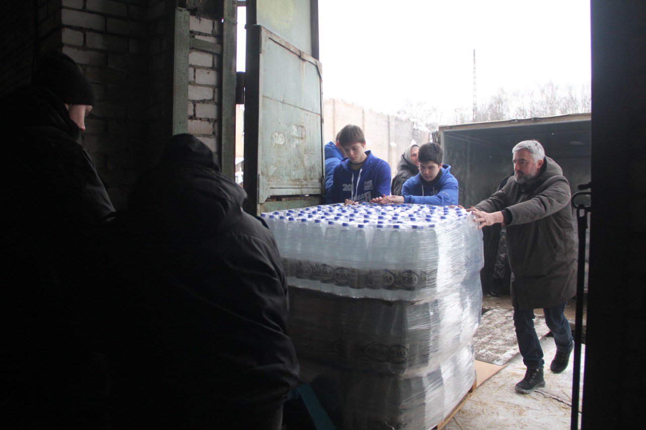 «Единая Россия» закупила воду для бойцов СВО