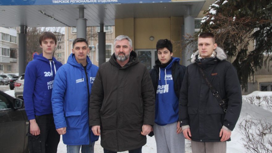 «Единая Россия» закупила воду для бойцов СВО