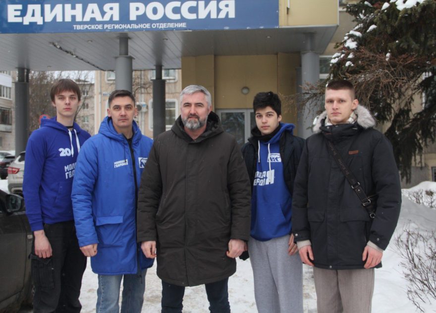 «Единая Россия» закупила воду для бойцов СВО