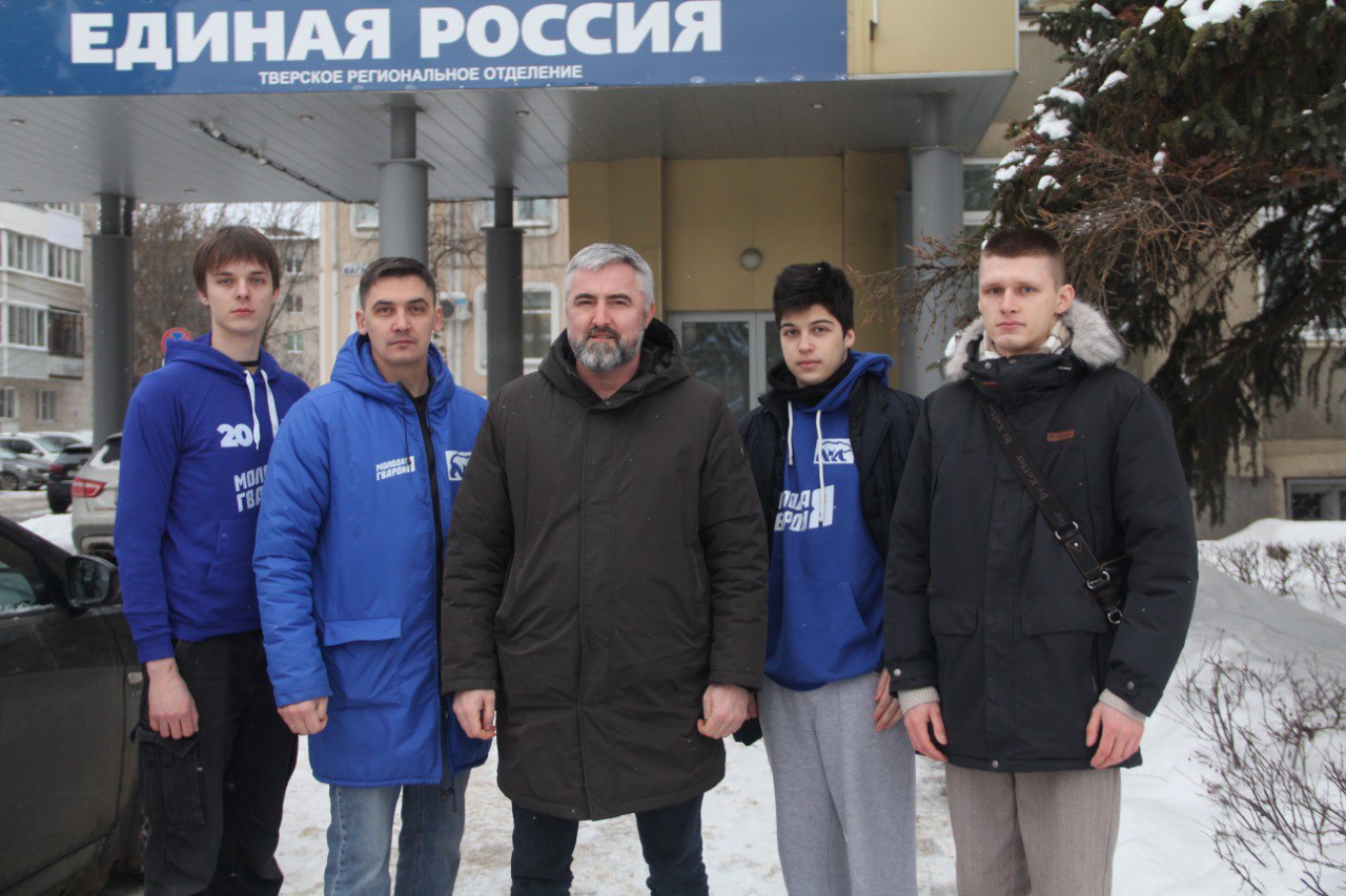 «Единая Россия» закупила воду для бойцов СВО