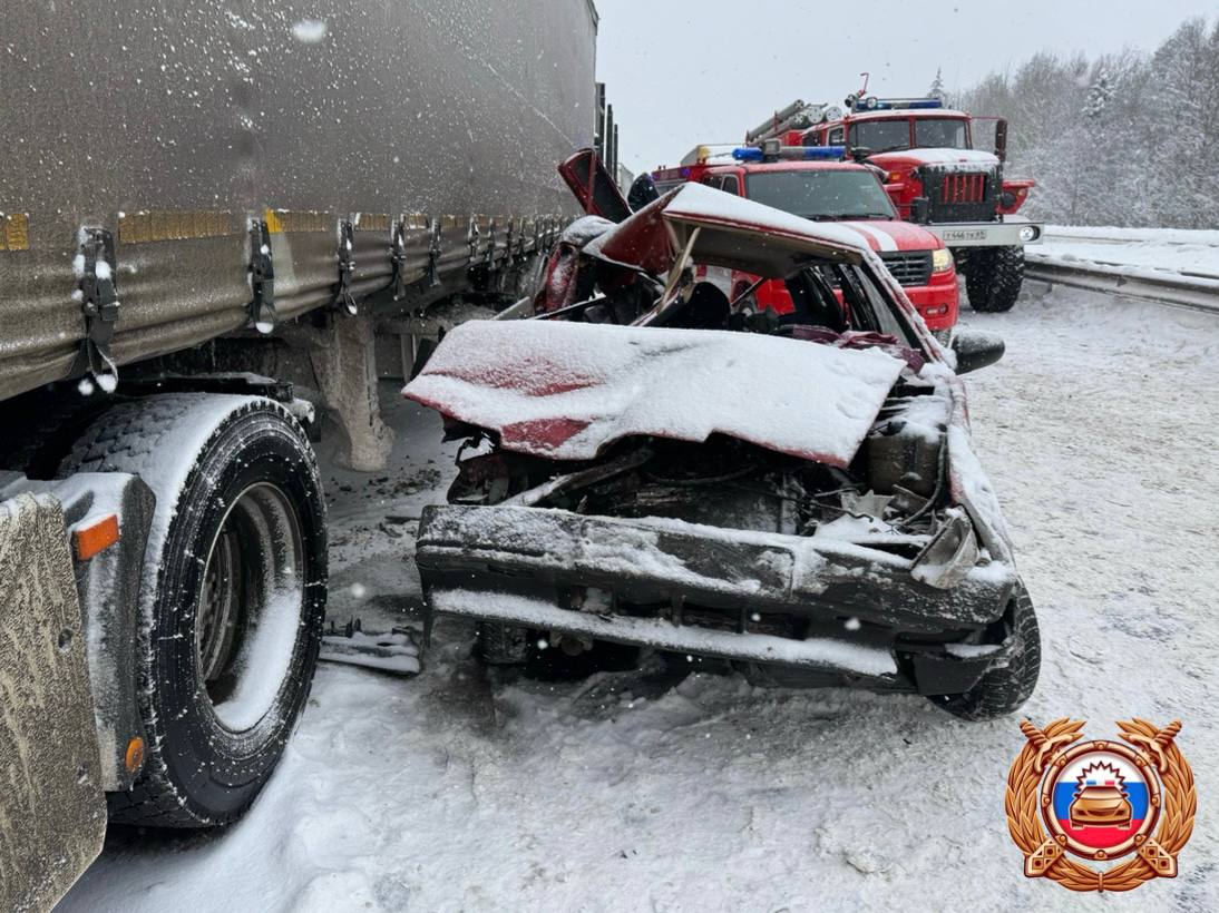 Женщина погибла в столкновении ВАЗа с большегрузами в Тверской области