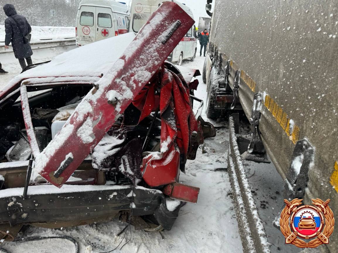 Женщина погибла в столкновении ВАЗа с большегрузами в Тверской области