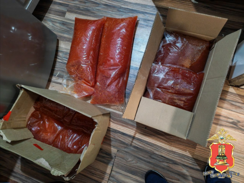 Полиция задержала москвичек, торговавших поддельной икрой "с лотка" в Твери